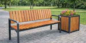 Banco de madeira e flores no parque 450x300
